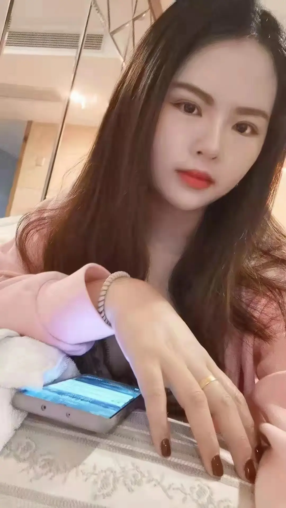 罗湖妹妹，丰乳肥臀水多多，服务功夫一流，乖巧懂事